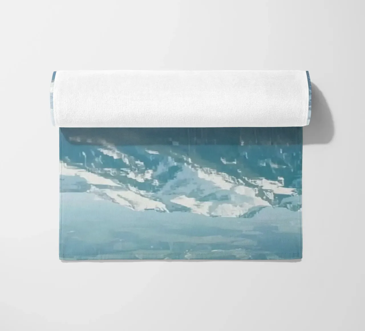 Montagne innevate che si riflettono in un lago calmo con una foresta. telo mare da DesignDoodle