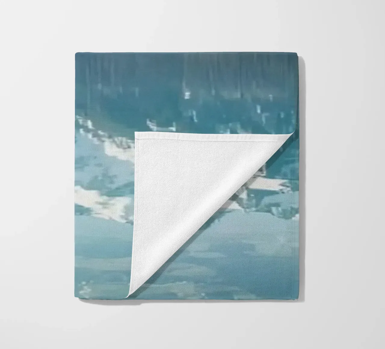 Montagne innevate che si riflettono in un lago calmo con una foresta. telo mare da DesignDoodle