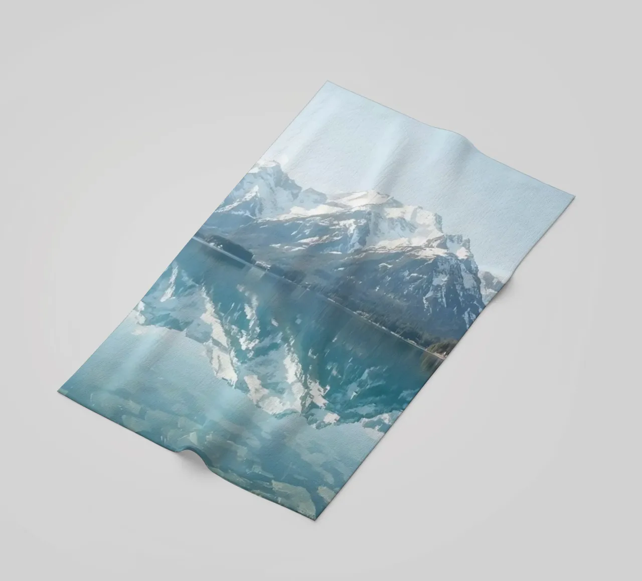 Montagne innevate che si riflettono in un lago calmo con una foresta. telo mare da DesignDoodle
