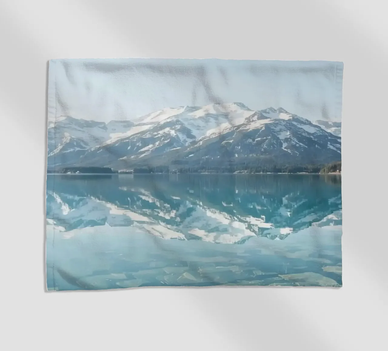 Montagne innevate che si riflettono in un lago calmo con una foresta. telo mare da DesignDoodle