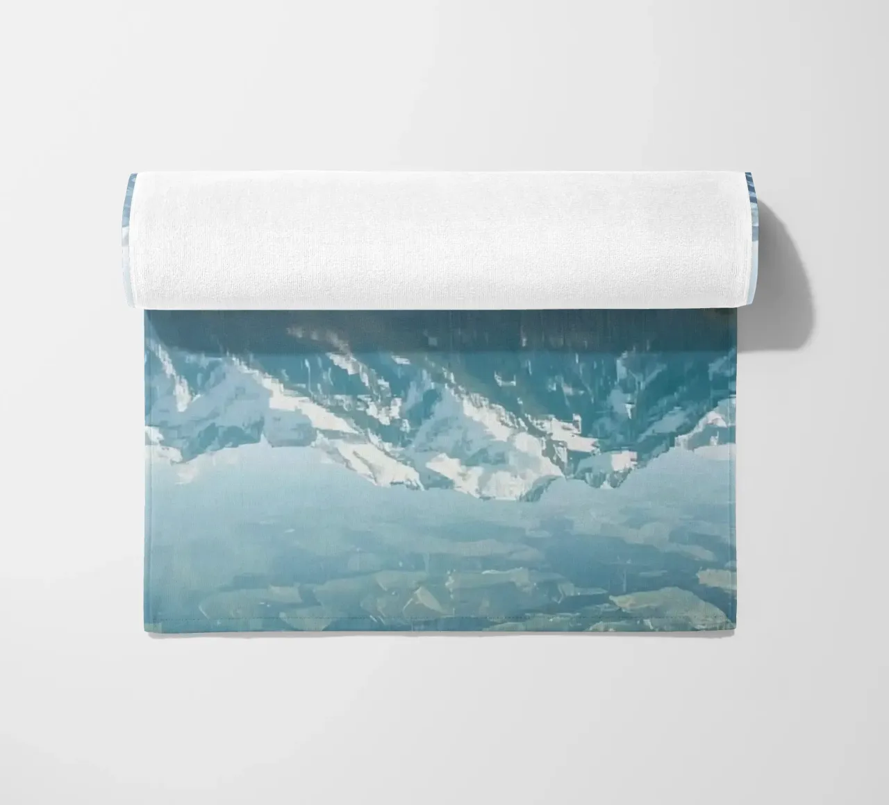 Montagne innevate che si riflettono in un lago calmo con una foresta. telo mare da DesignDoodle