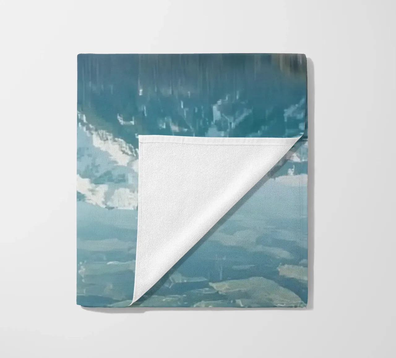 Montagne innevate che si riflettono in un lago calmo con una foresta. telo mare da DesignDoodle