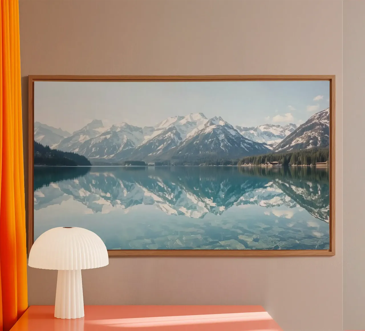 Montagne innevate che si riflettono in un lago calmo con una foresta. alluminio dibond da DesignDoodle