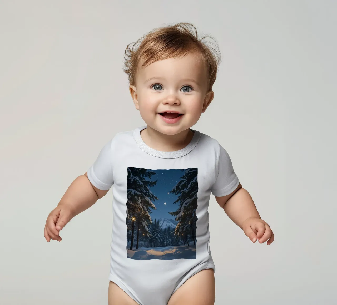 Foresta innevata di notte con luci stellari body neonato maniche corte da DesignDoodle