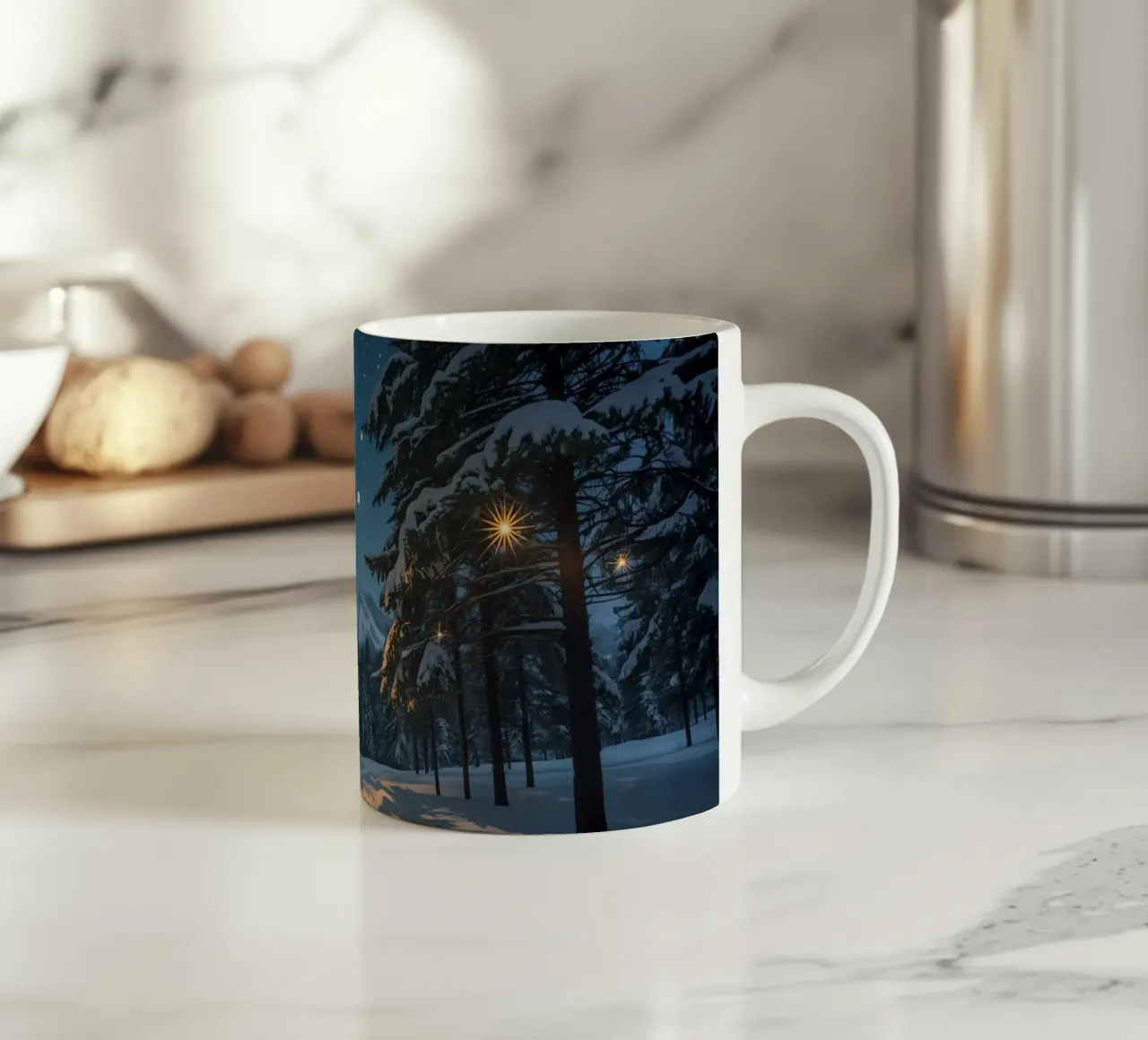 Foresta innevata di notte con luci stellari tazza in ceramica da DesignDoodle