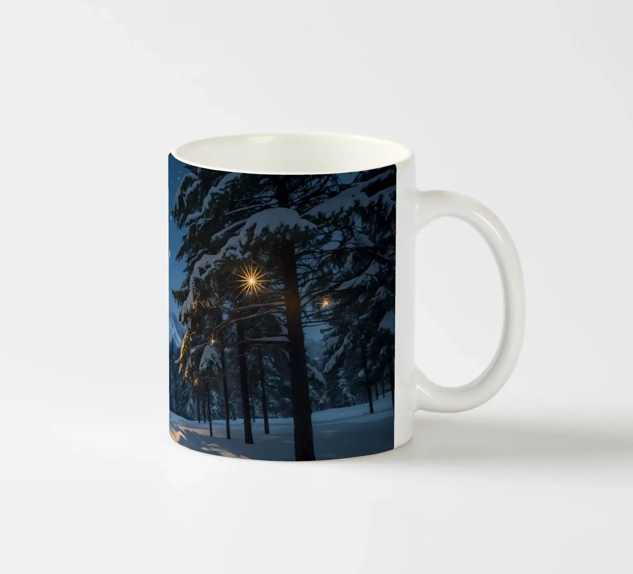 Foresta innevata di notte con luci stellari tazza in ceramica da DesignDoodle