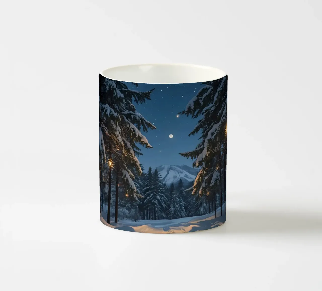 Foresta innevata di notte con luci stellari tazza in ceramica da DesignDoodle