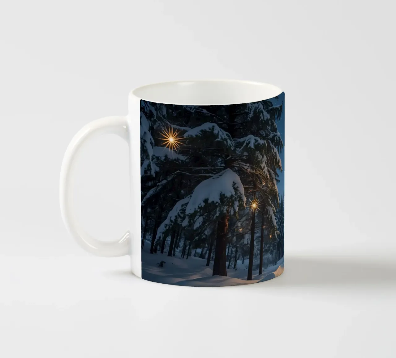 Foresta innevata di notte con luci stellari tazza in ceramica da DesignDoodle