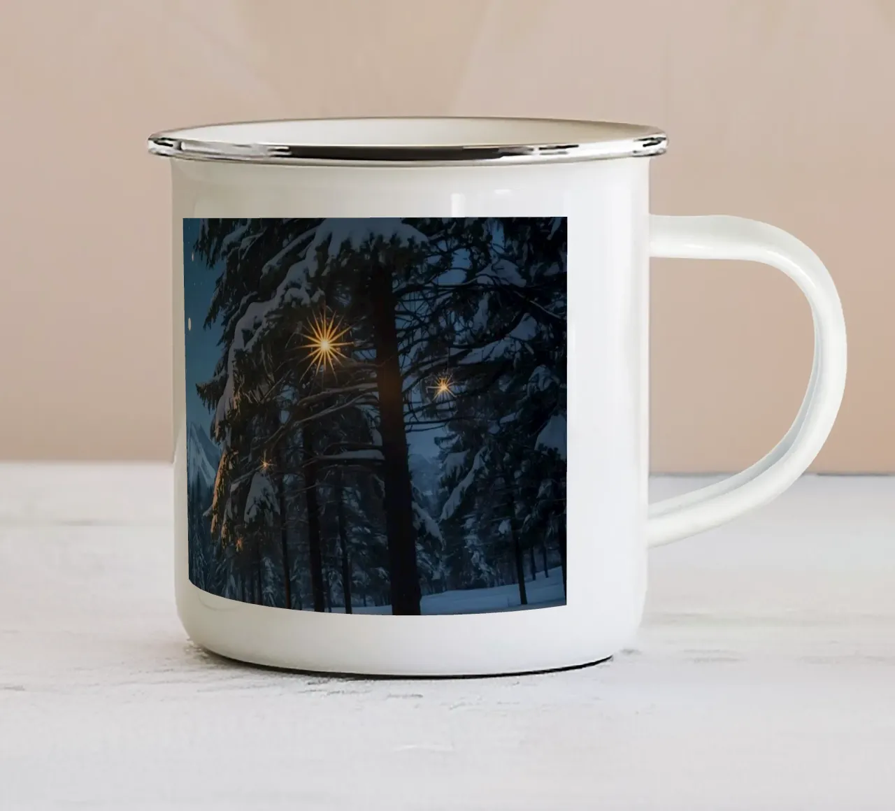 Foresta innevata di notte con luci stellari tazza in smalto da DesignDoodle