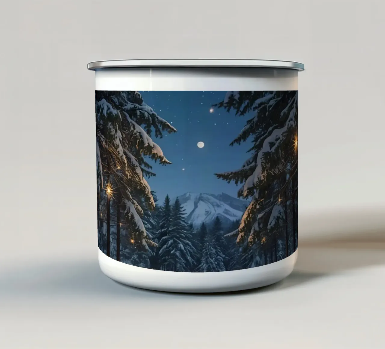 Foresta innevata di notte con luci stellari tazza in smalto da DesignDoodle
