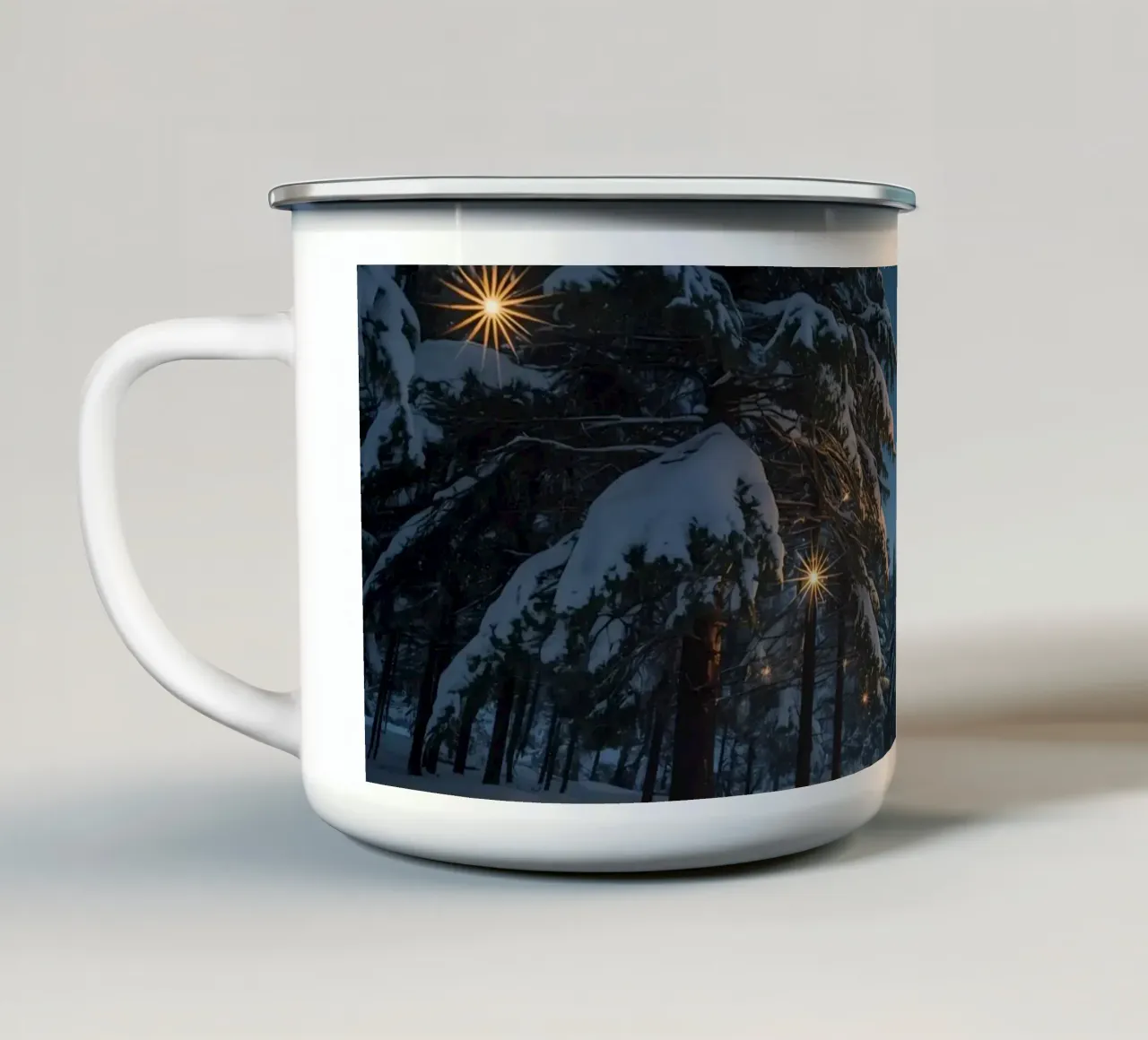 Foresta innevata di notte con luci stellari tazza in smalto da DesignDoodle