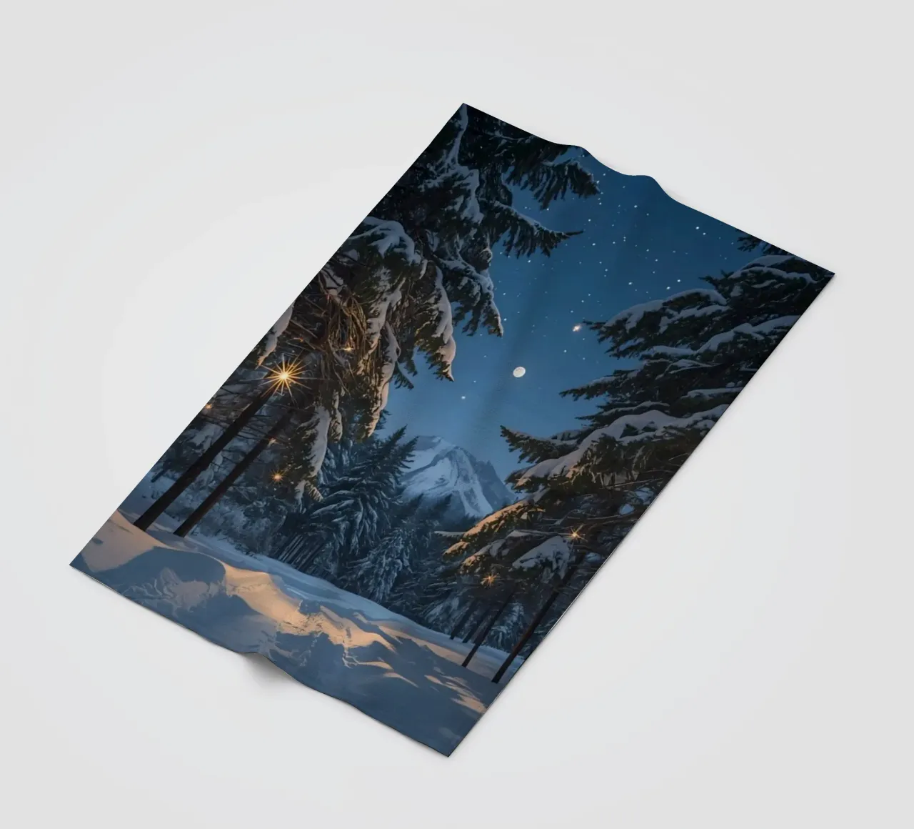 Foresta innevata di notte con luci stellari coperta in pile da DesignDoodle