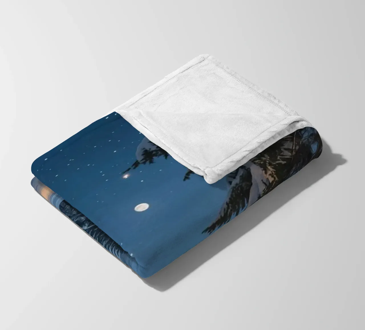 Foresta innevata di notte con luci stellari coperta in pile da DesignDoodle