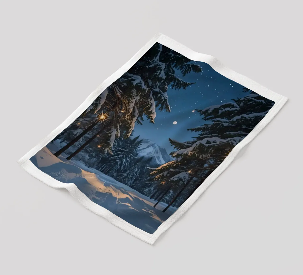 Foresta innevata di notte con luci stellari coperta in pile da DesignDoodle