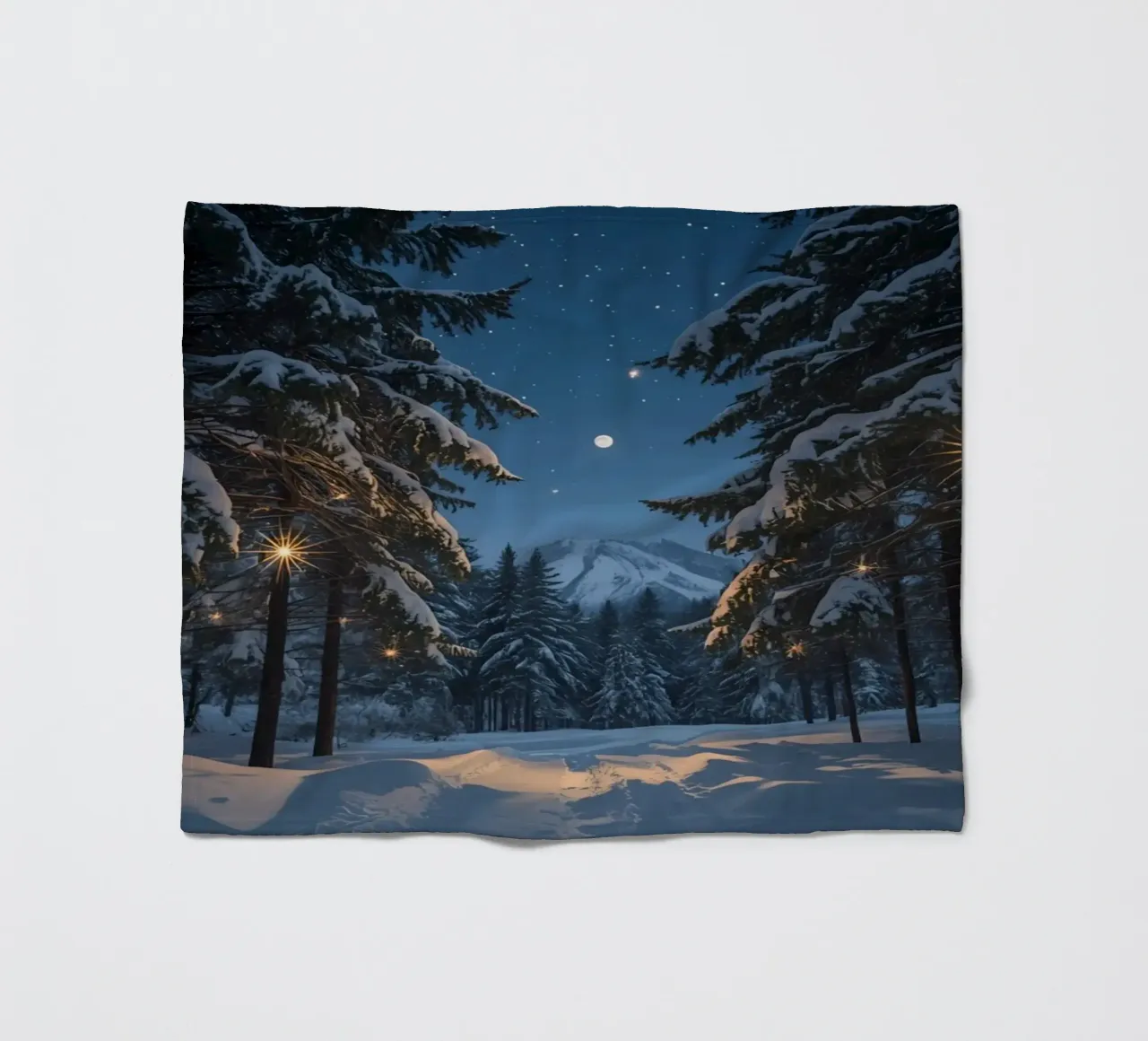 Foresta innevata di notte con luci stellari coperta in pile da DesignDoodle