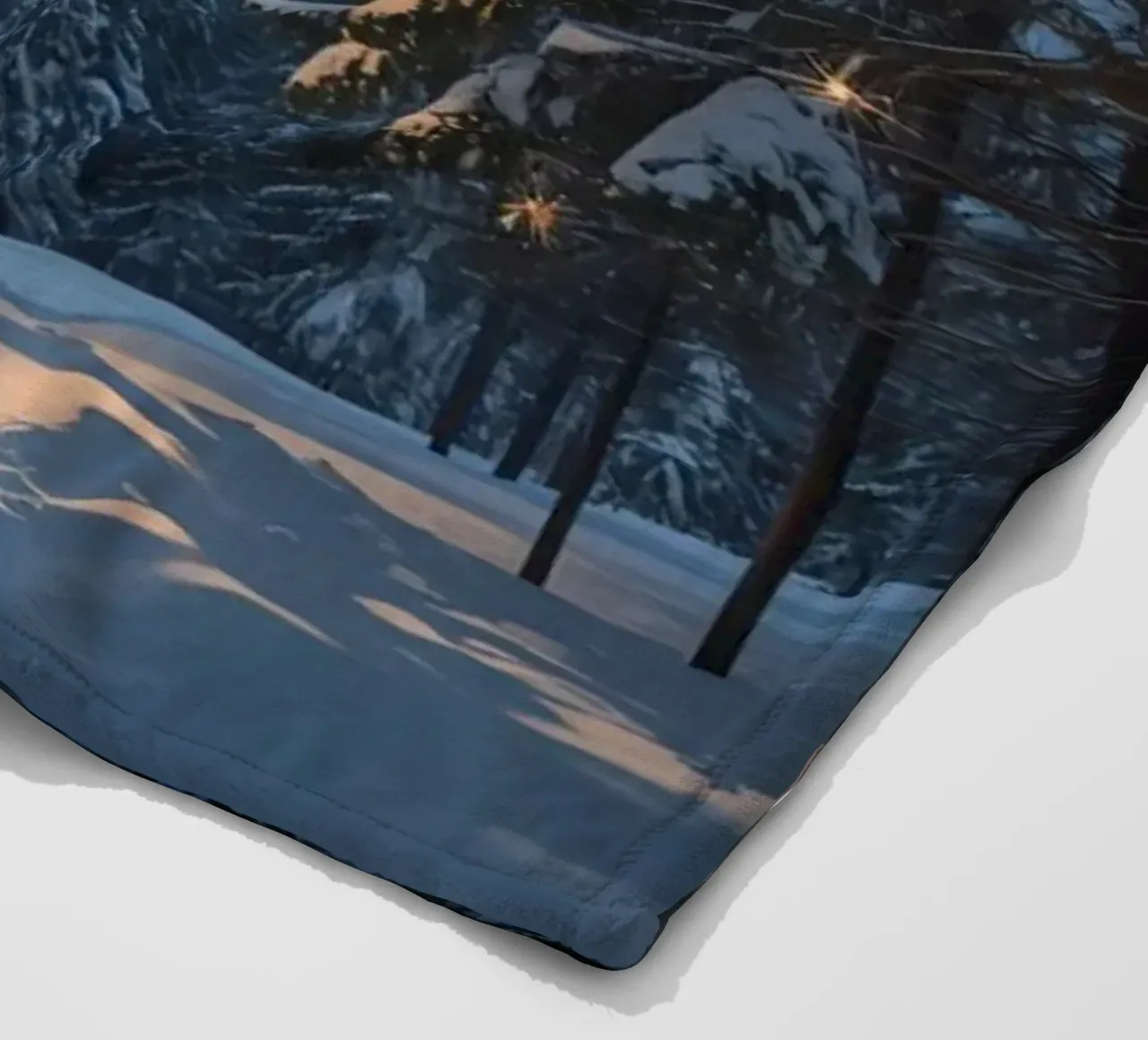 Foresta innevata di notte con luci stellari coperta in pile da DesignDoodle
