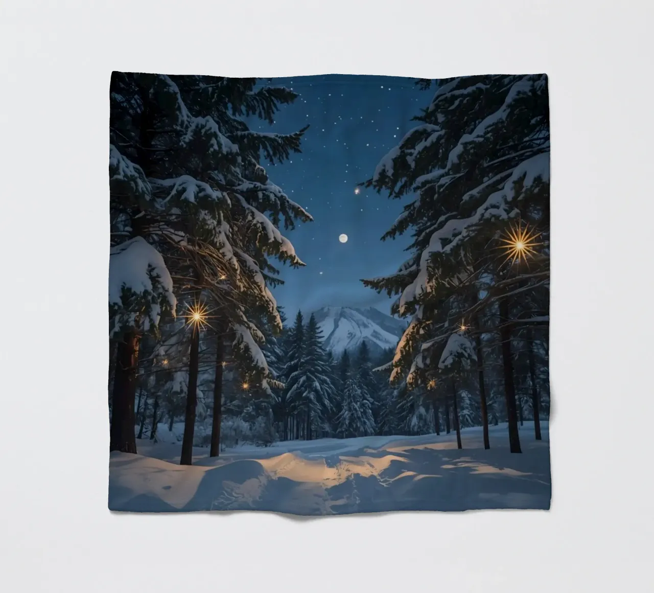 Foresta innevata di notte con luci stellari coperta in pile da DesignDoodle