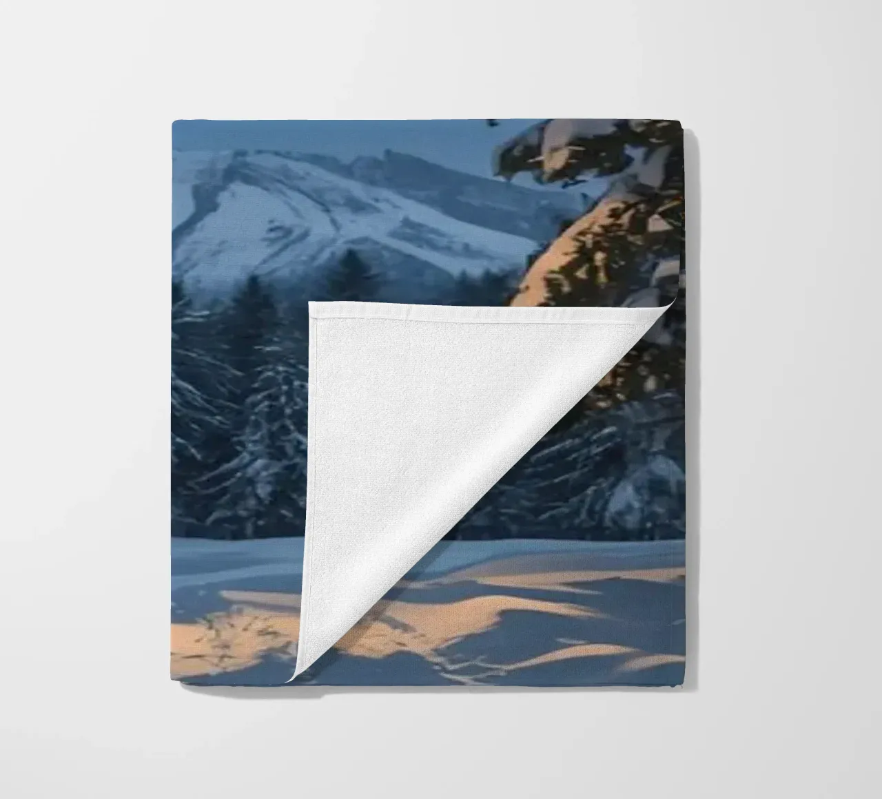 Foresta innevata di notte con luci stellari telo mare da DesignDoodle