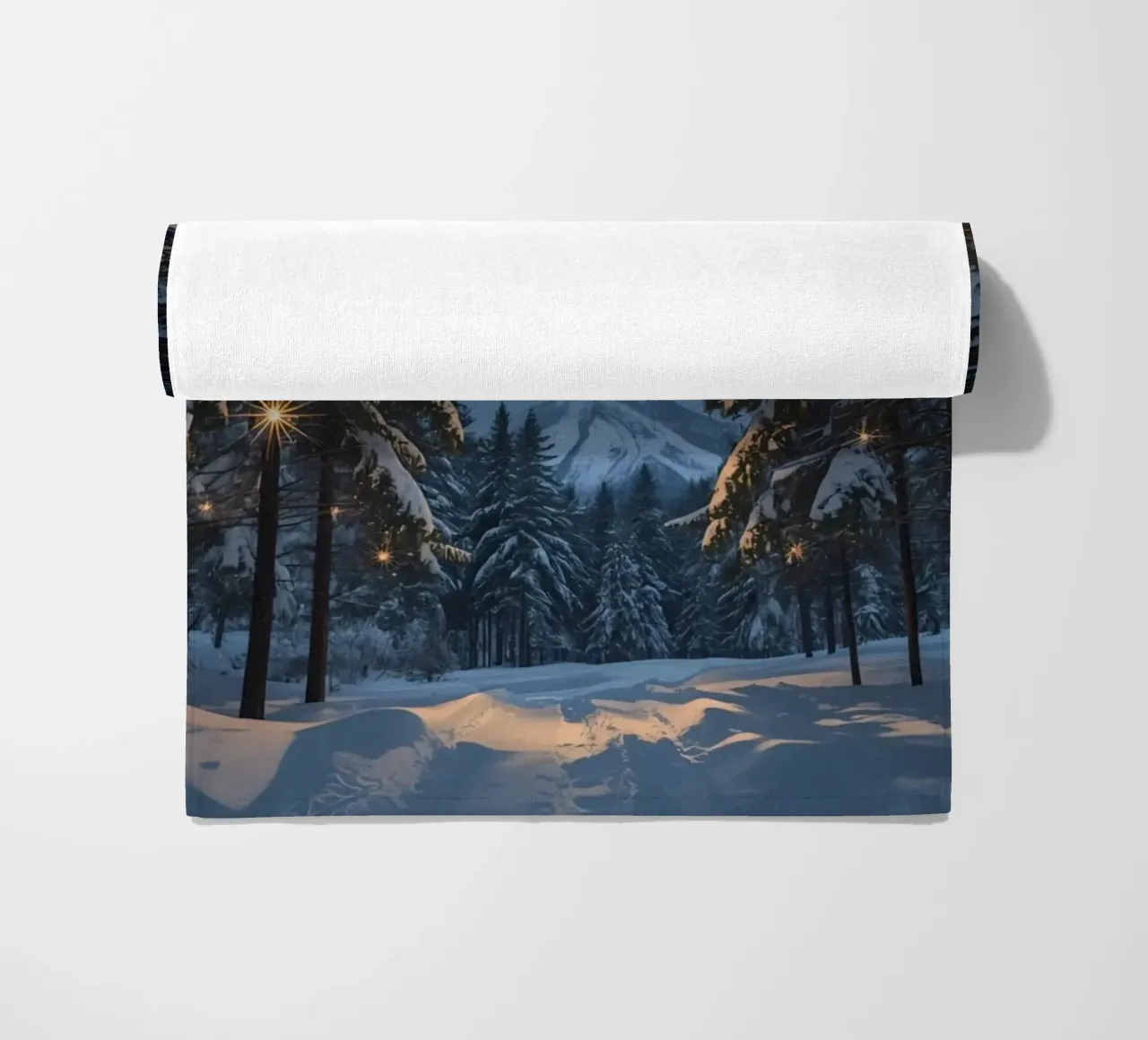 Foresta innevata di notte con luci stellari telo mare da DesignDoodle