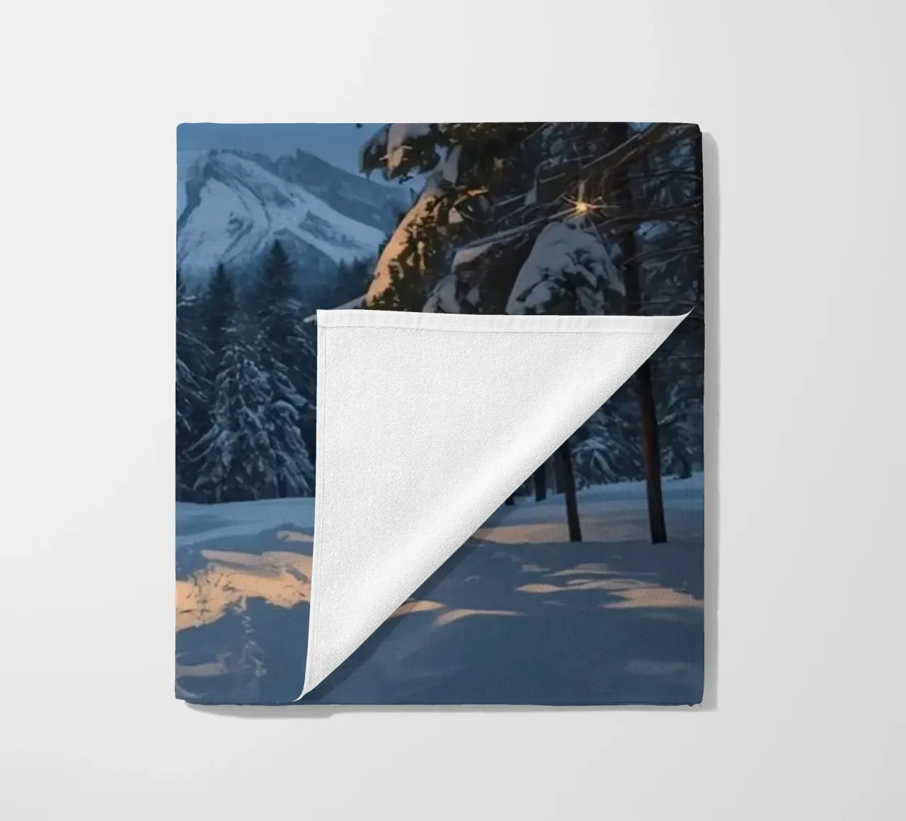Foresta innevata di notte con luci stellari telo mare da DesignDoodle