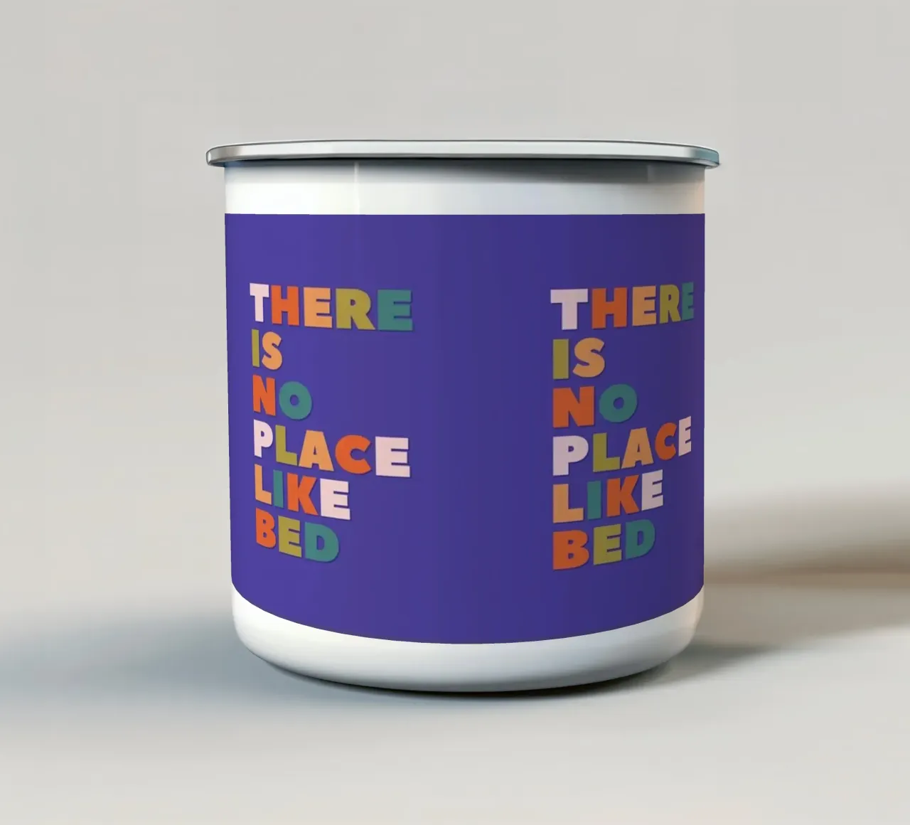 Non c'è posto come il letto - Poster tipografico colorato tazza in smalto da showmemars
