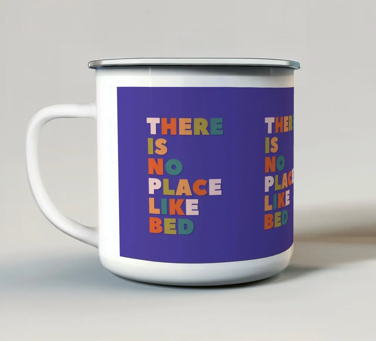 Non c'è posto come il letto - Poster tipografico colorato tazza in smalto da showmemars