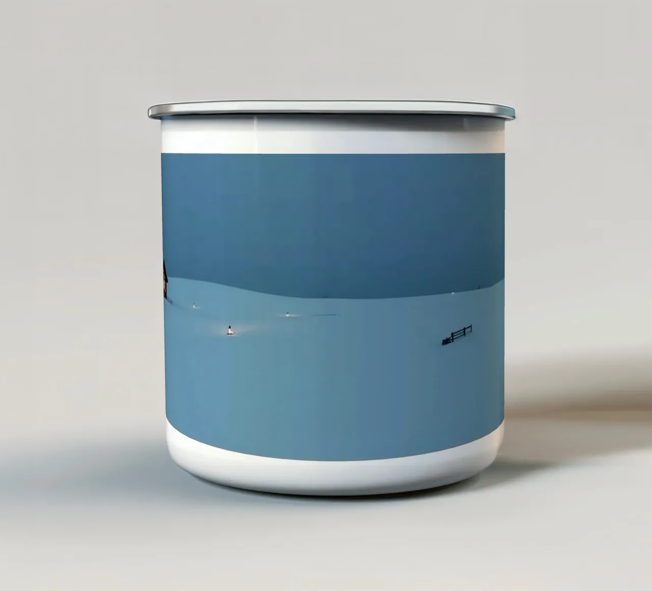 Collina innevata con capanna e lanterne tazza in smalto da DesignDoodle