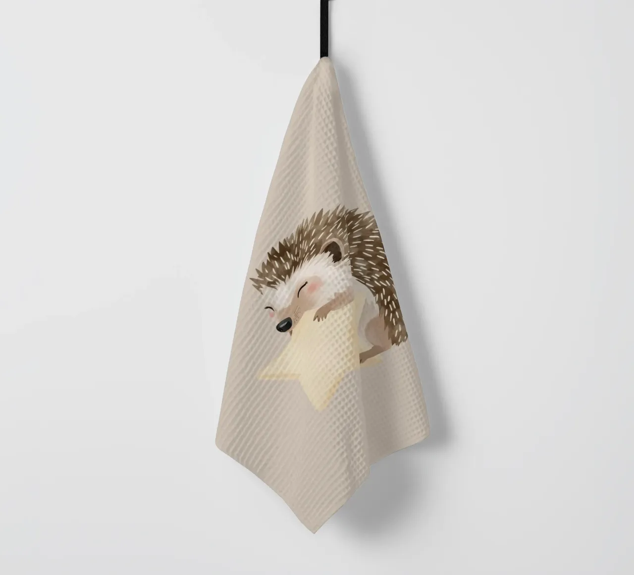 Mignon hérisson endormi serrant une étoile dans ses bras torchon de DesignDoodle