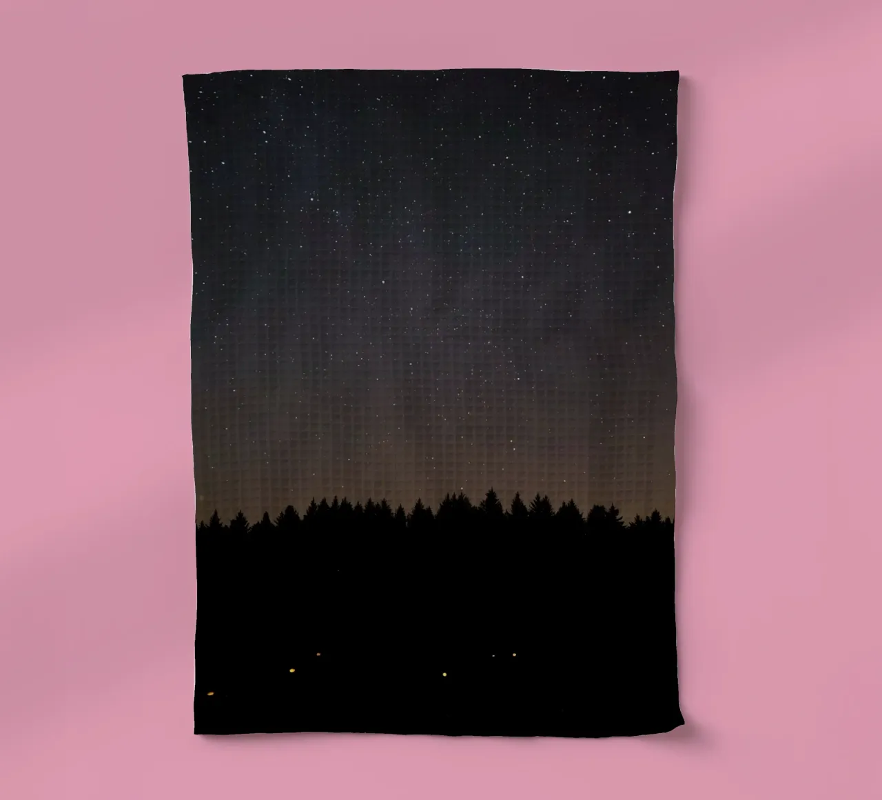 Silhouette d'un ciel étoilé au-dessus d'une forêt torchon de DesignDoodle