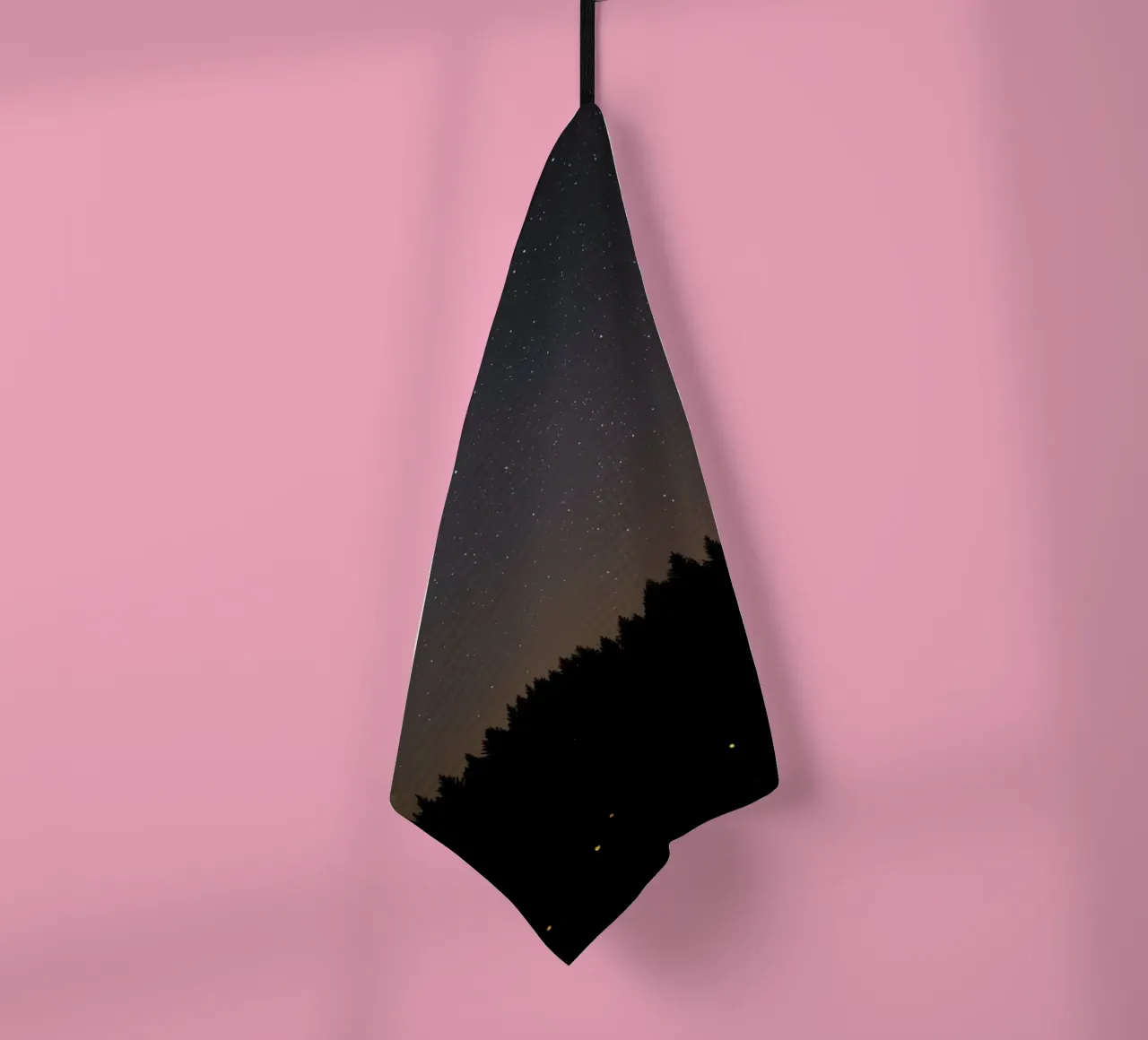 Silhouette d'un ciel étoilé au-dessus d'une forêt torchon de DesignDoodle