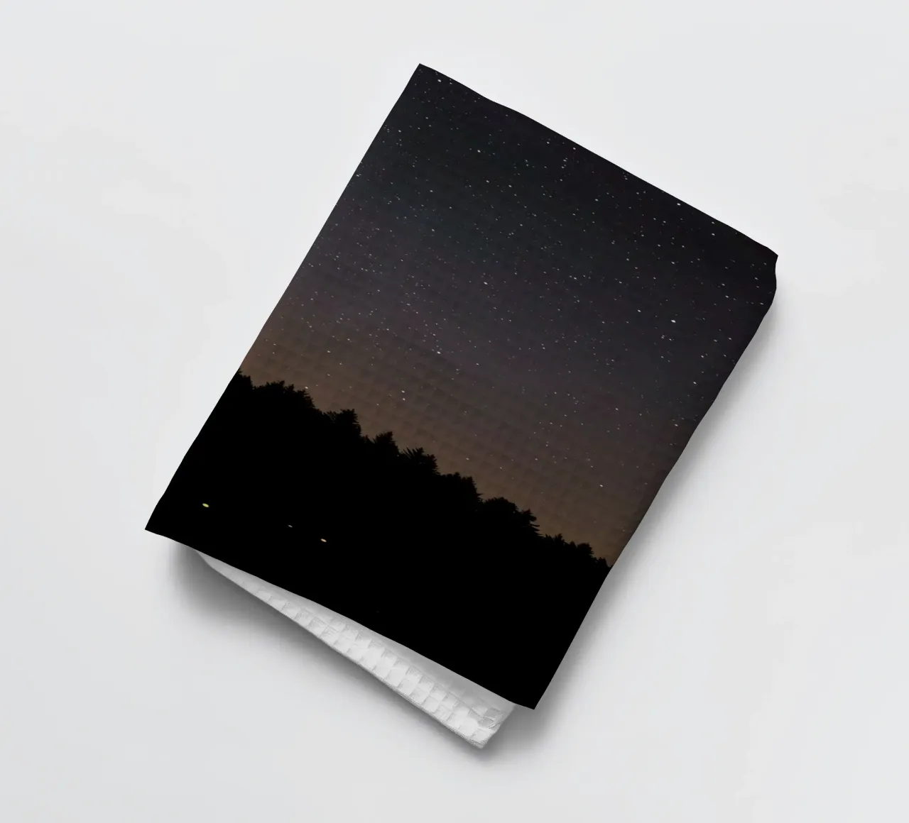 Silhouette d'un ciel étoilé au-dessus d'une forêt torchon de DesignDoodle