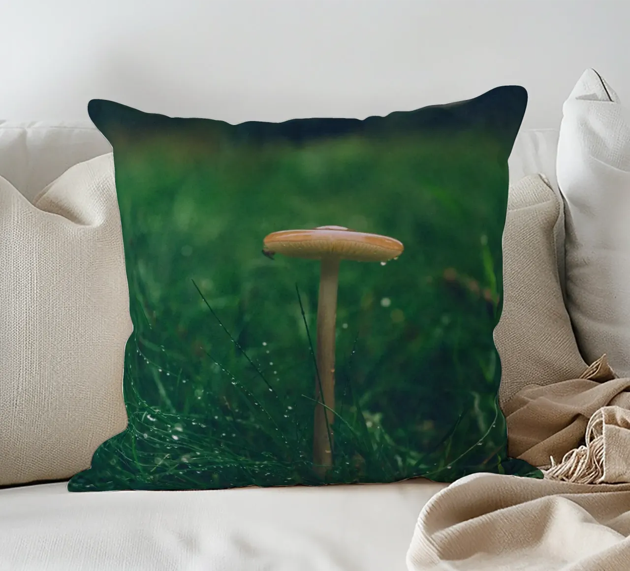Funghi in autunno | Stile forchetta | Colori scuri e lunatici cuscino da Bold and Retro