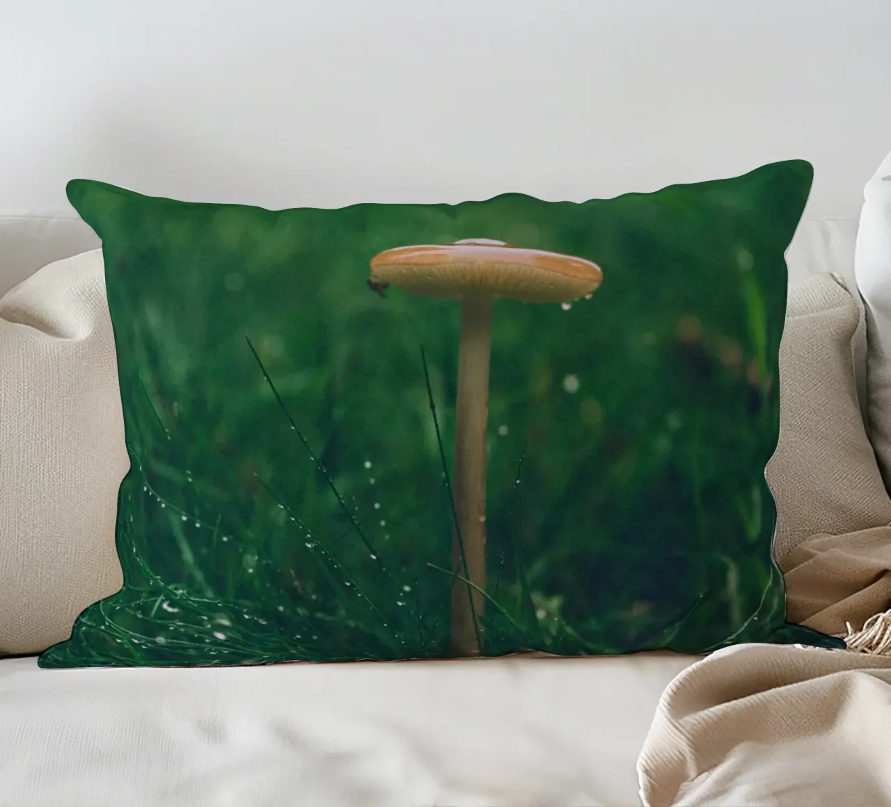 Funghi in autunno | Stile forchetta | Colori scuri e lunatici cuscino da Bold and Retro