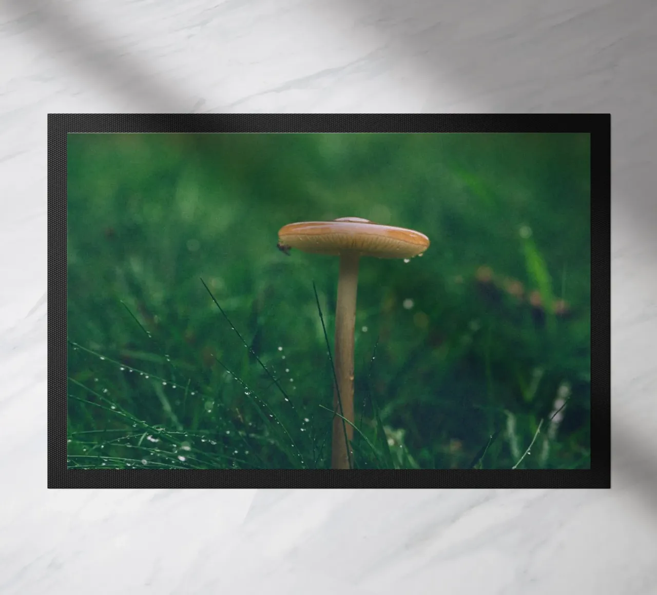 Funghi in autunno | Stile forchetta | Colori scuri e lunatici zerbino da Bold and Retro