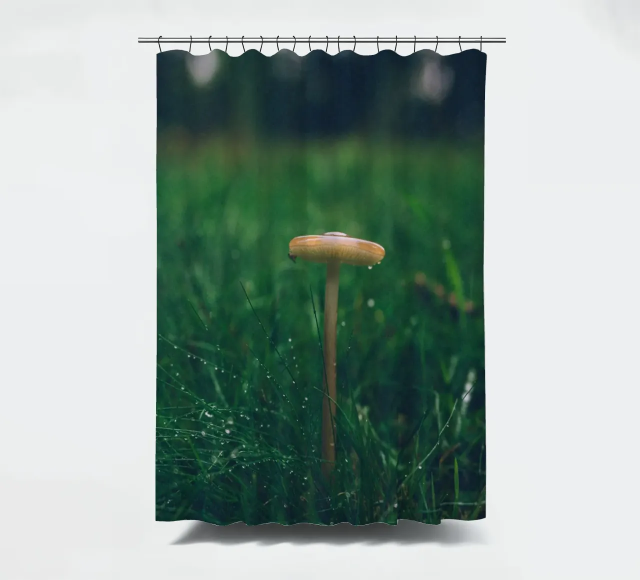 Funghi in autunno | Stile forchetta | Colori scuri e lunatici tenda da doccia da Bold and Retro