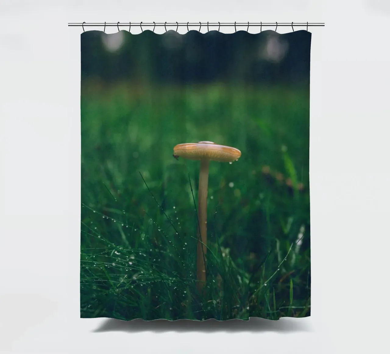 Funghi in autunno | Stile forchetta | Colori scuri e lunatici tenda da doccia da Bold and Retro