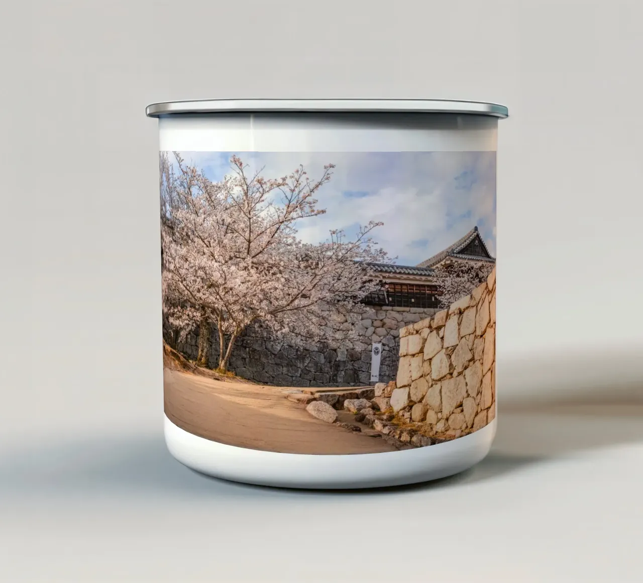 I ciliegi in fiore del castello di Matsuyama, Giappone tazza in smalto da Marcel Bisig