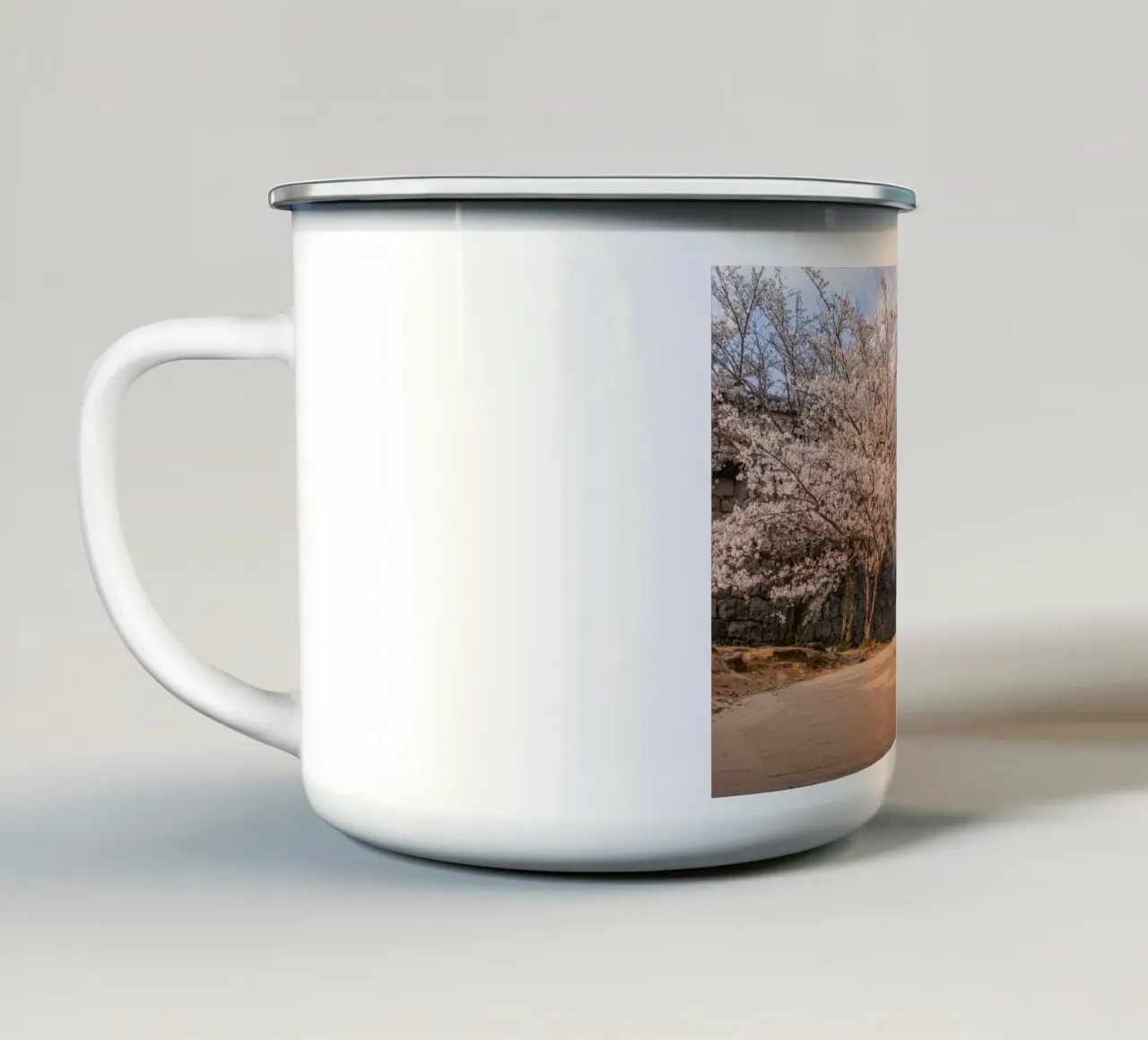 I ciliegi in fiore del castello di Matsuyama, Giappone tazza in smalto da Marcel Bisig