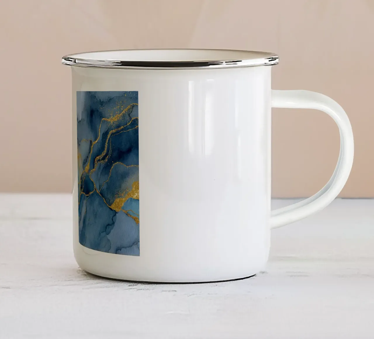 Sfumature blu astratte con accenti di marmo dorato tazza in smalto da Modern Muse