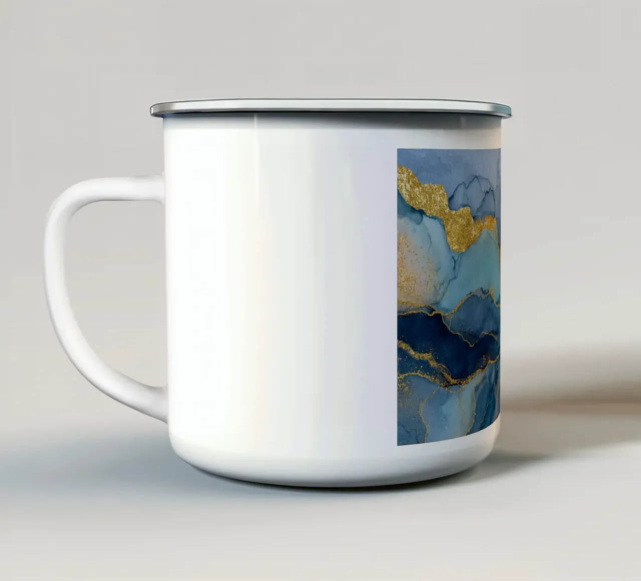 Sfumature blu astratte con accenti di marmo dorato tazza in smalto da Modern Muse