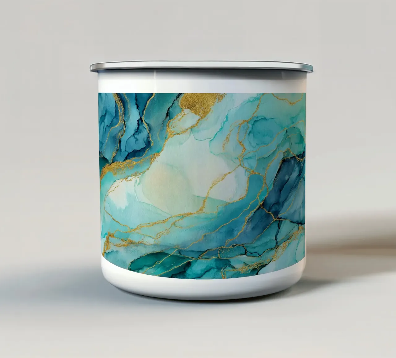 Turchese e blu con venature dorate che ricordano un marmo pregiato tazza in smalto da Modern Muse