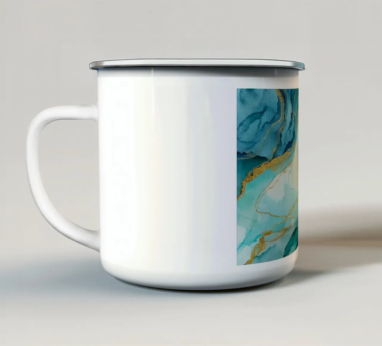 Turchese e blu con venature dorate che ricordano un marmo pregiato tazza in smalto da Modern Muse