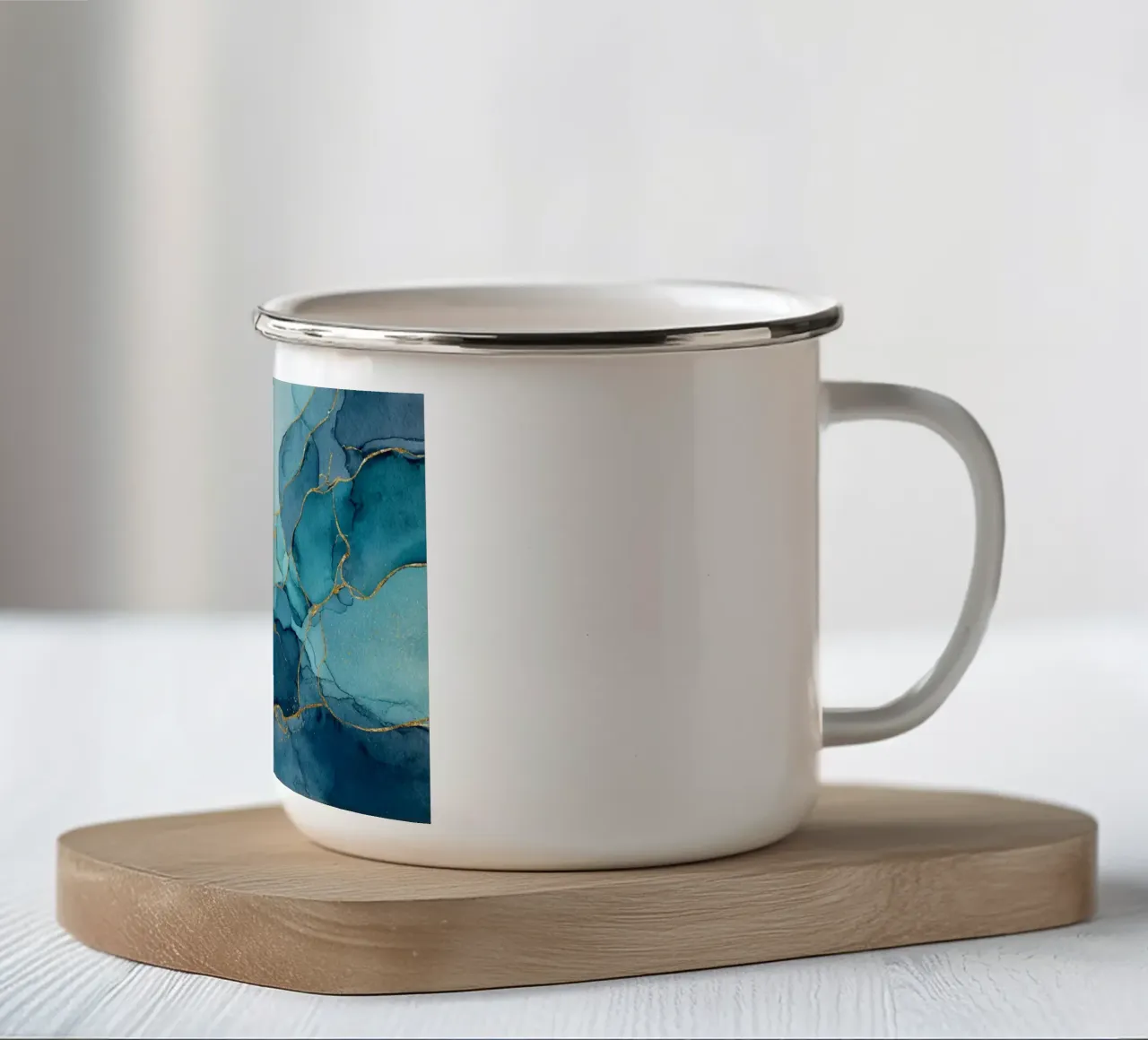 Diepblauw en groenblauw met gouden aders en elegant marmeren effect emaille mok van Modern Muse