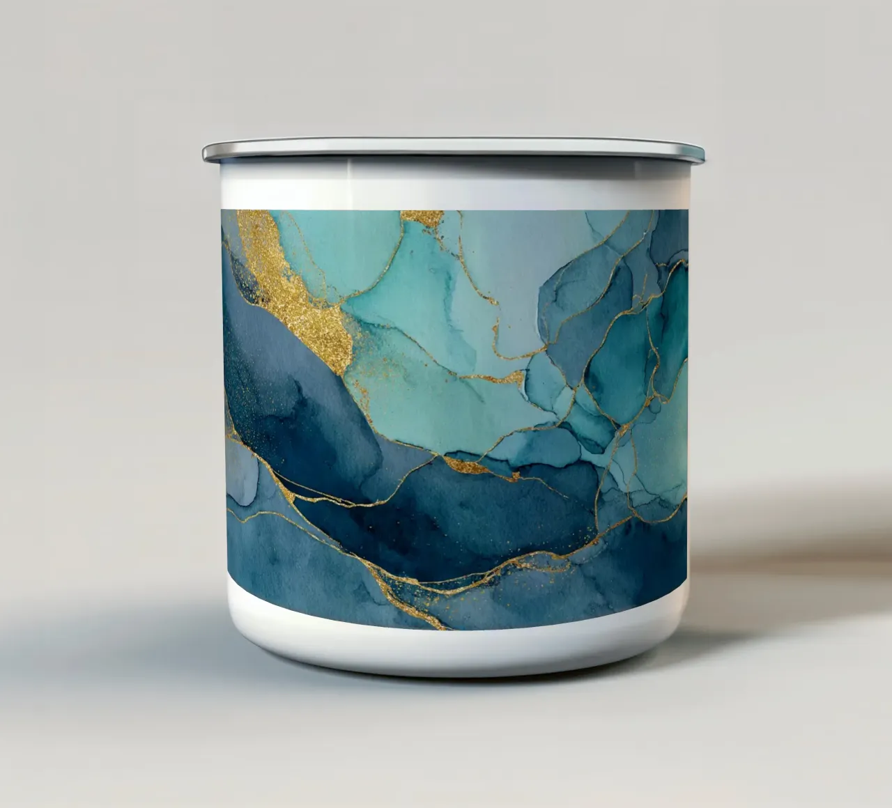 Diepblauw en groenblauw met gouden aders en elegant marmeren effect emaille mok van Modern Muse
