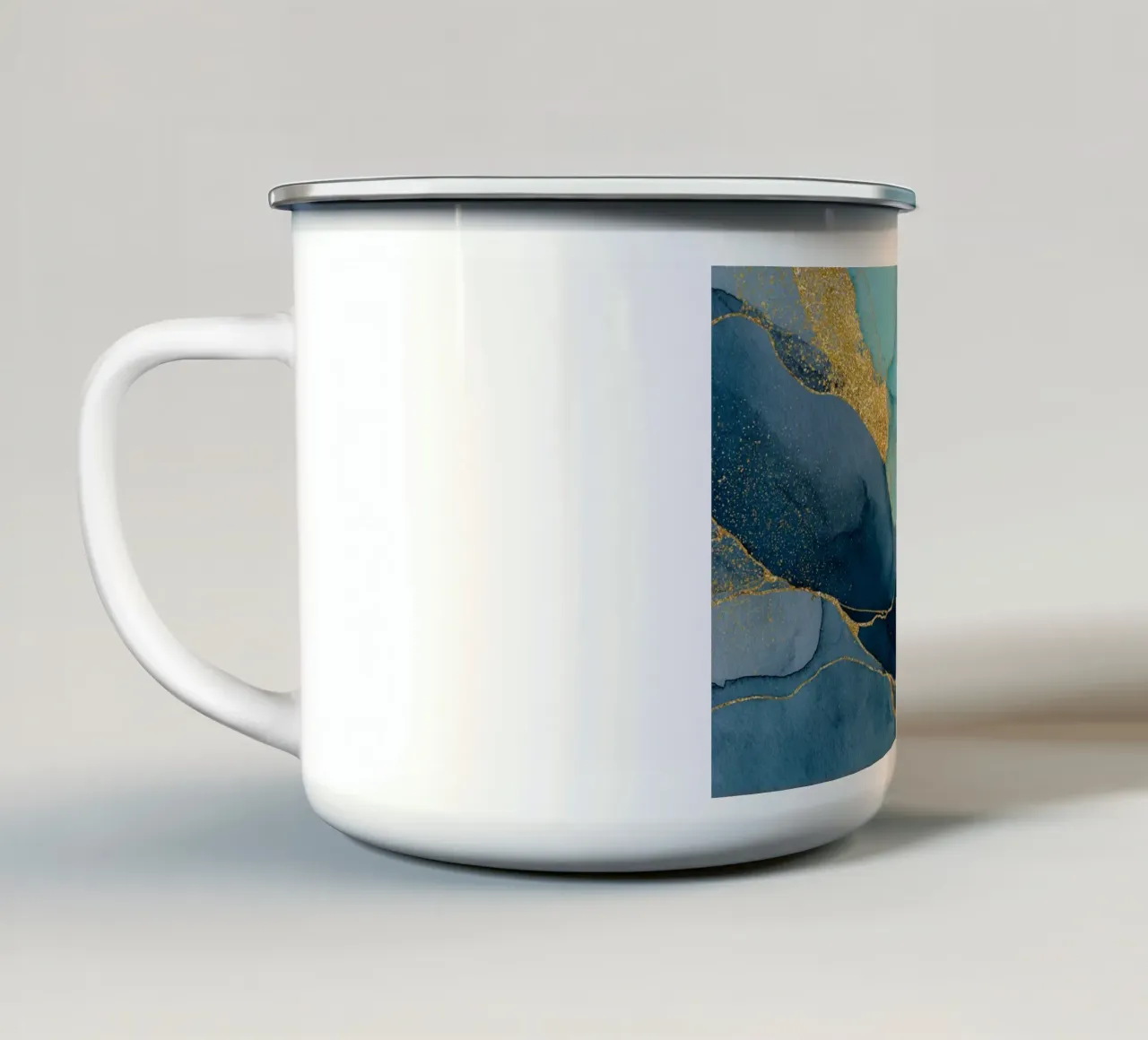 Diepblauw en groenblauw met gouden aders en elegant marmeren effect emaille mok van Modern Muse