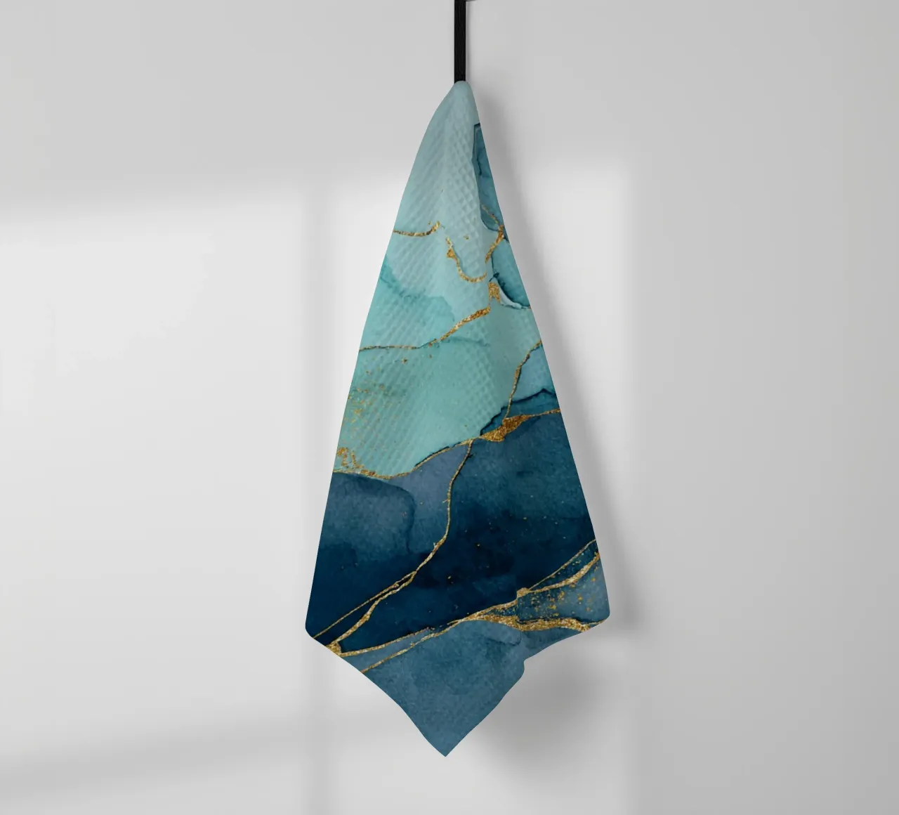 Diepblauw en groenblauw met gouden aders en elegant marmeren effect theedoek van Modern Muse