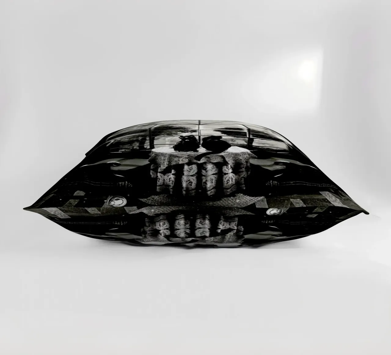 Room Skull cuscino da Ali Gulec