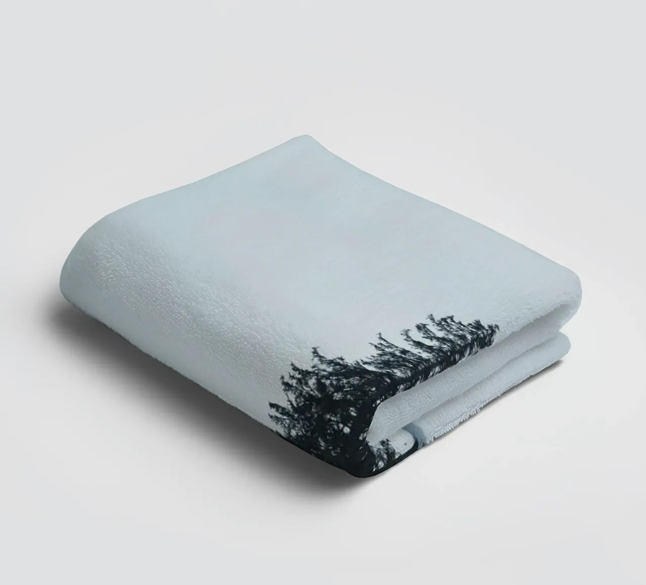 pine tree on snow asciugamano da bagno da feny
