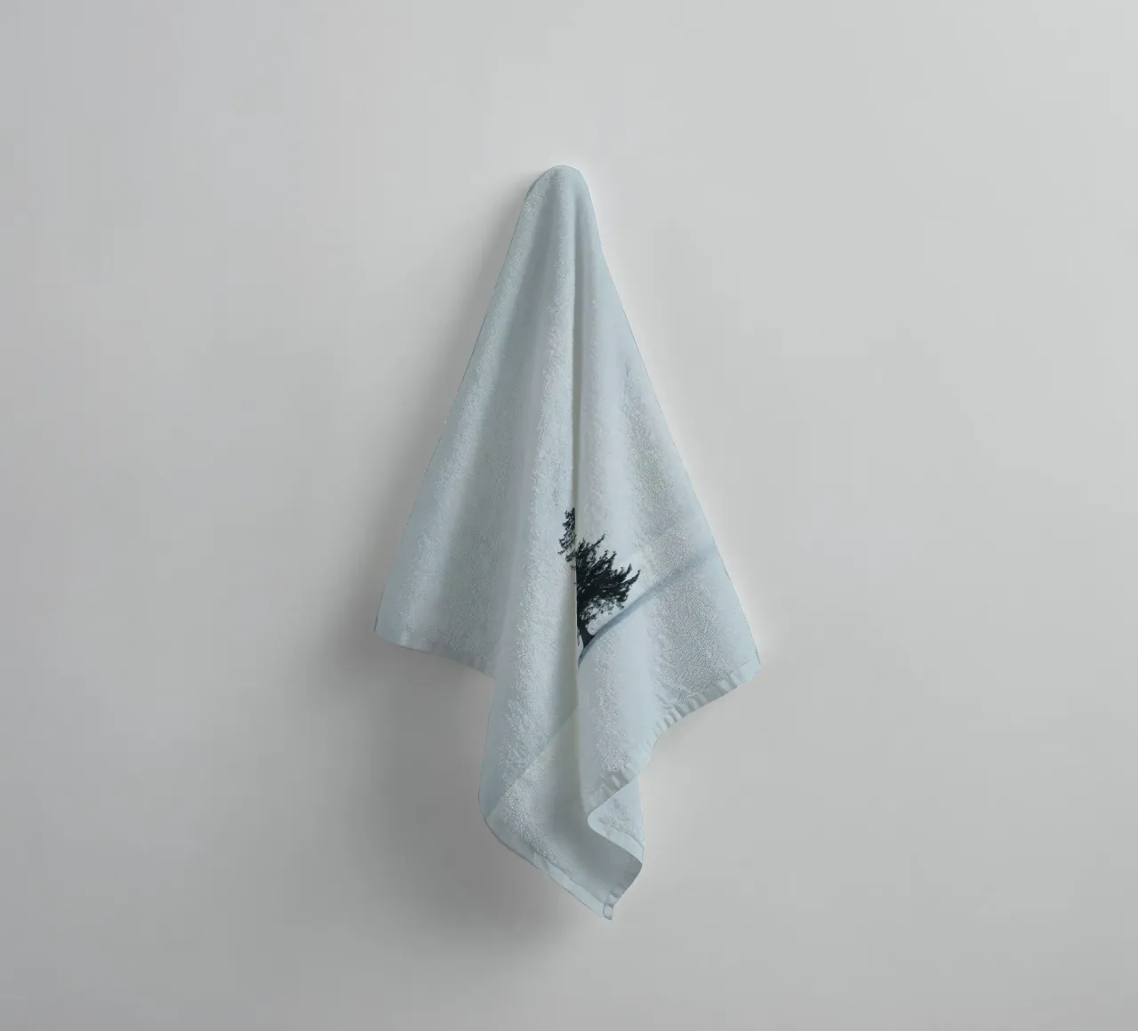 pine tree on snow asciugamano da bagno da feny