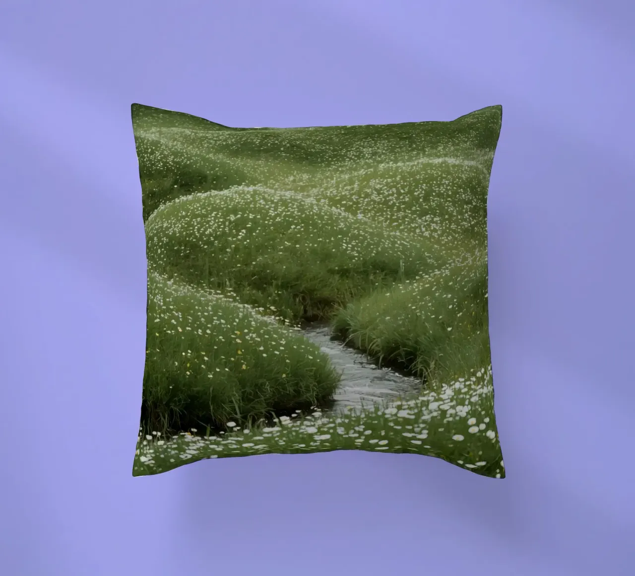 Ruscello attraverso un prato di fiori selvatici cuscino da DesignDoodle